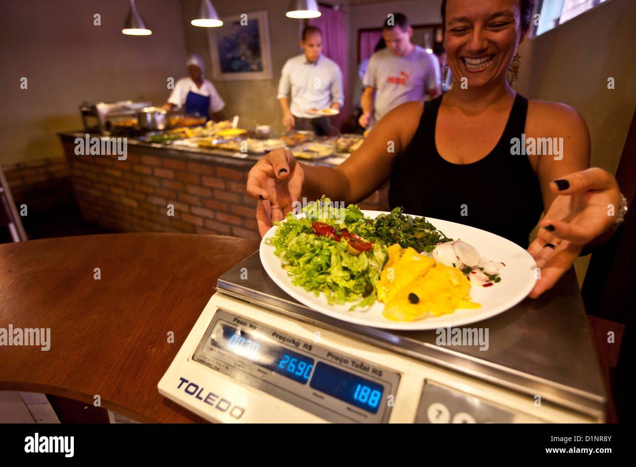 Comida un quilo ristorante in Brasile ristorante a buffet dove si paga secondo quanto il vostro cibo pesa client piatto di pesatura Foto Stock