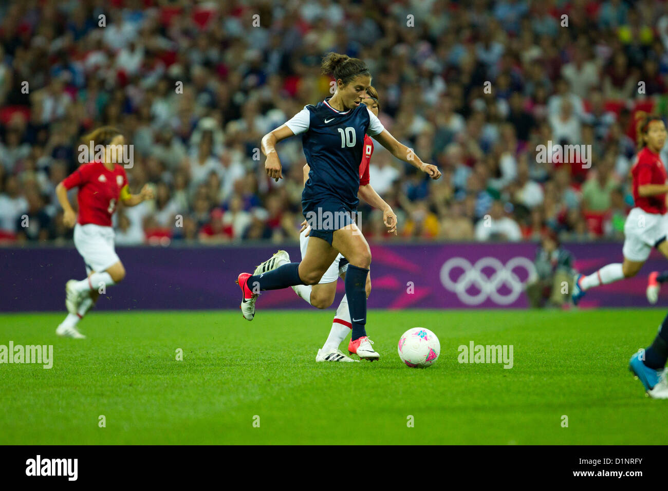 Carli Lloyd (USA)-10 e Mizuho Sakaguchi (JPN)-USA vince il Gold in Giappone  oltre il calcio femminile (calcio) all'Olympic estate Foto stock - Alamy