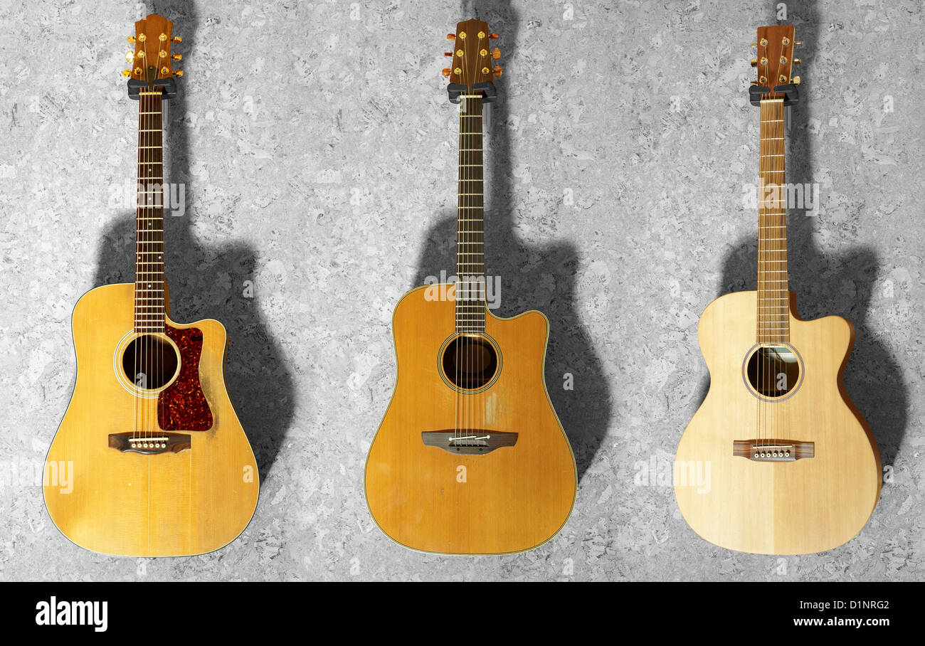 3 chitarre classiche appeso a una parete in legno Foto Stock