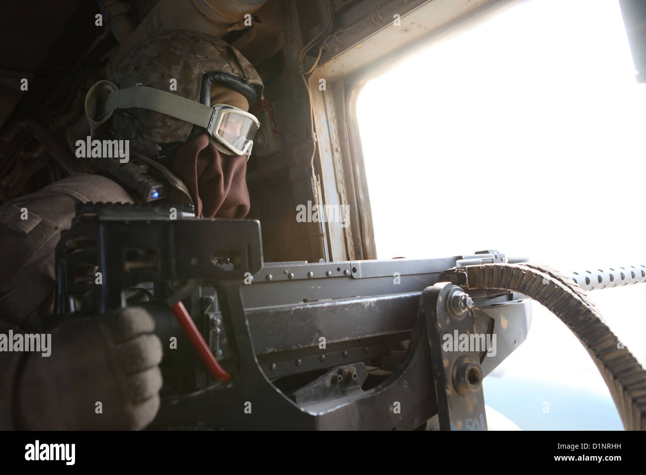 Due Stati Uniti Marine Corps CH-53E Super stalloni con Marine elicottero pesante Squadron (HMH) 361, Marine Aircraft Group 16, terzo aeromobile Marina Wing (avanti), sollevamento esterno M777 obici sulla provincia di Helmand, Afghanistan, Dic 29, 2012. HMH-361 fornito Foto Stock