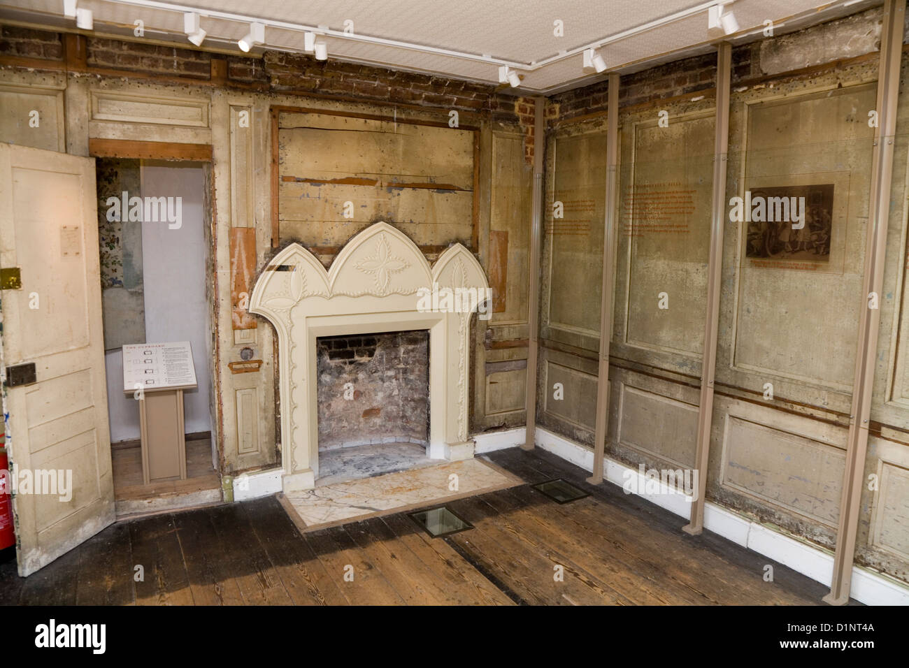 La camera e il camino in stile gotico / mantello pezzo / caminiera / da caminetto restaurato di Strawberry Hill House, Twickenham. Middlesex. Regno Unito. Foto Stock