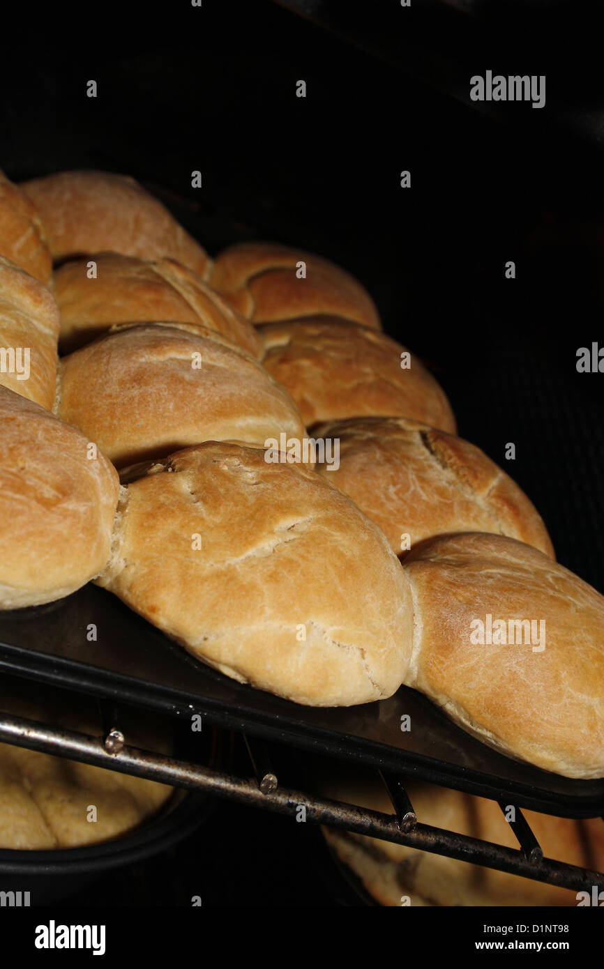 La cottura del pane nel ventilatore forno assistita Foto Stock