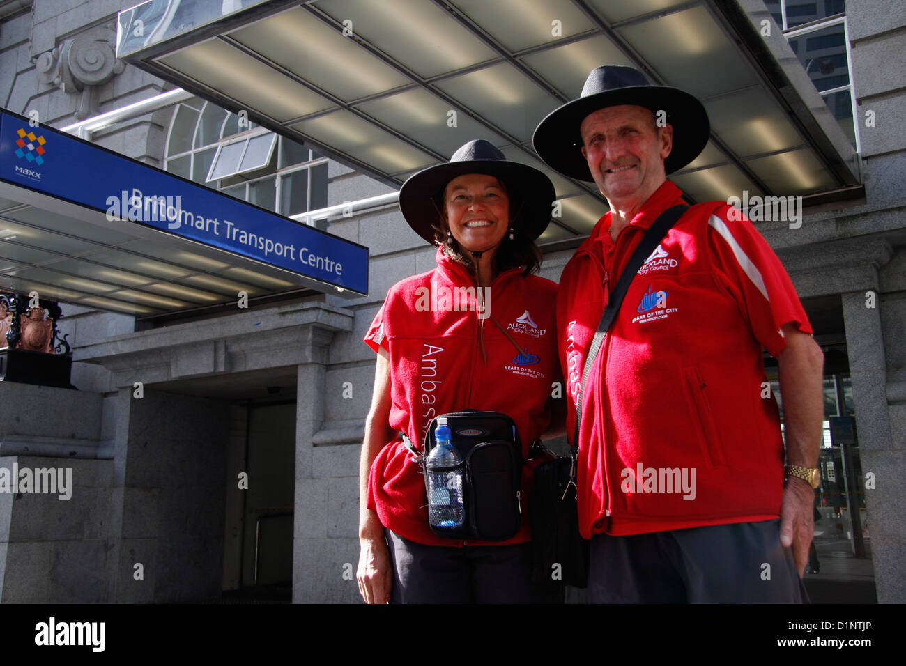 Dipendenti da Auckland City Council partecipare ai turisti di fronte Britomart centro di trasporto. Foto Stock