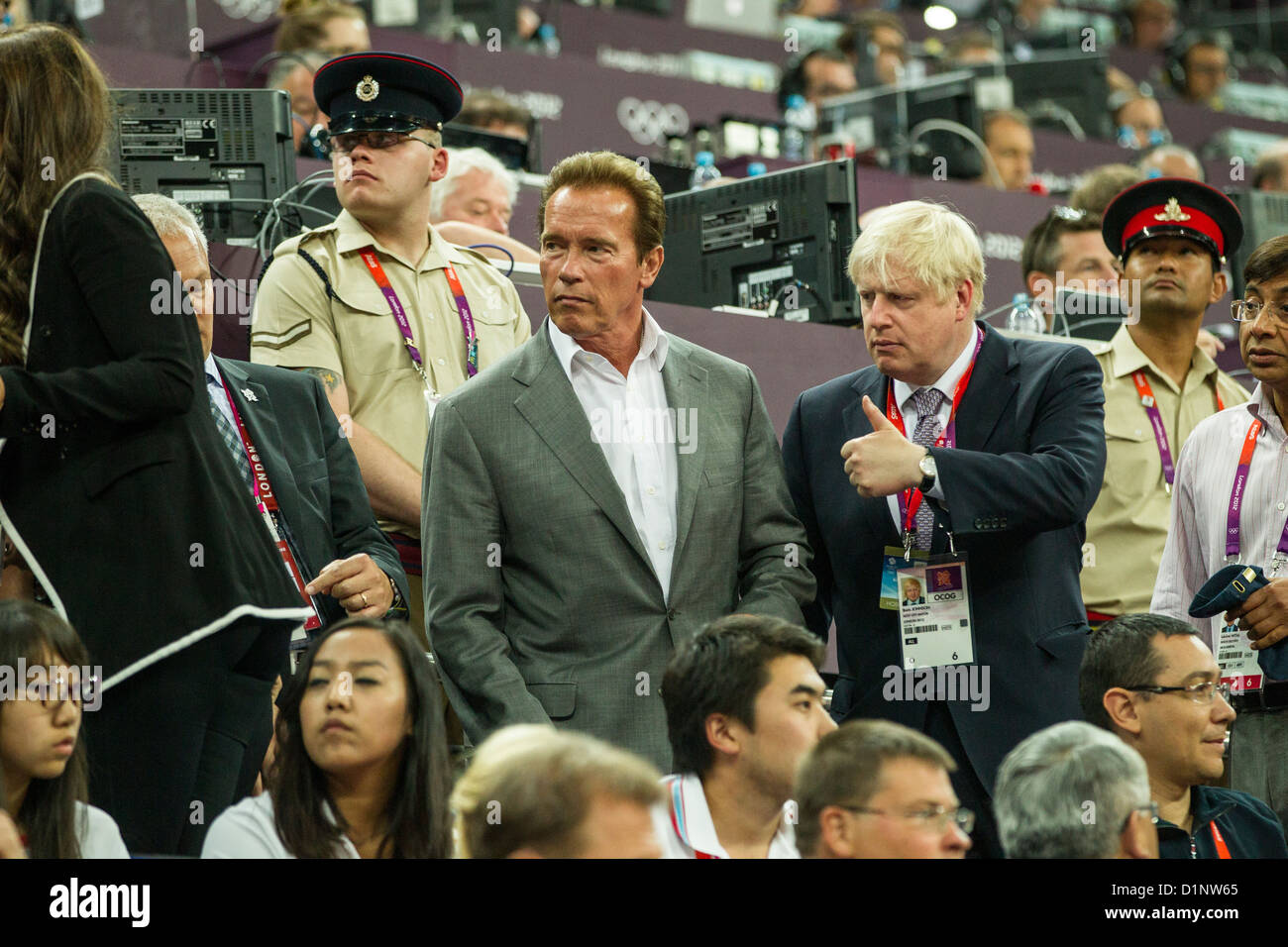 Arnold Schwarzenegger e il sindaco di Londra Boris Johnson presso la medaglia d oro di pallacanestro degli uomini di gioco presso le Olimpiadi estive Foto Stock