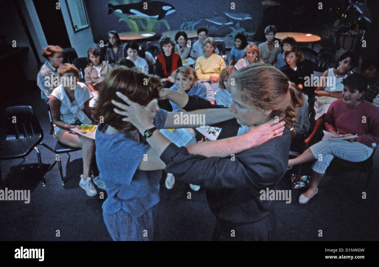 Le donne che frequentano un auto-difesa di classe al Lesley College di Cambridge, in 1979 guardare trainer dimostrare usando pollice in su gli occhi. Foto Stock