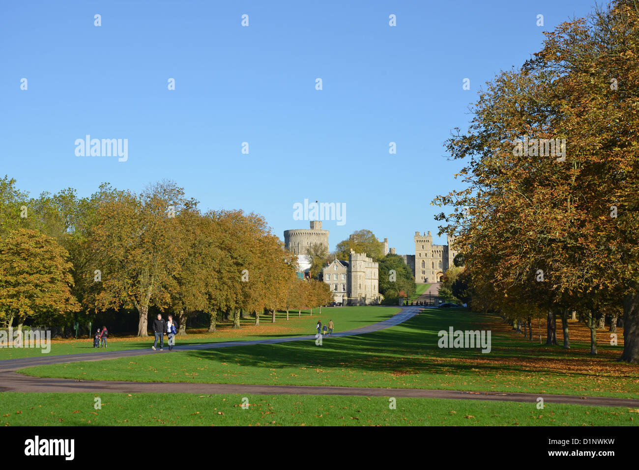 Il Castello di Windsor e dalla lunga passeggiata, in autunno, Windsor Great Park, Windsor, Berkshire, Inghilterra, Regno Unito Foto Stock