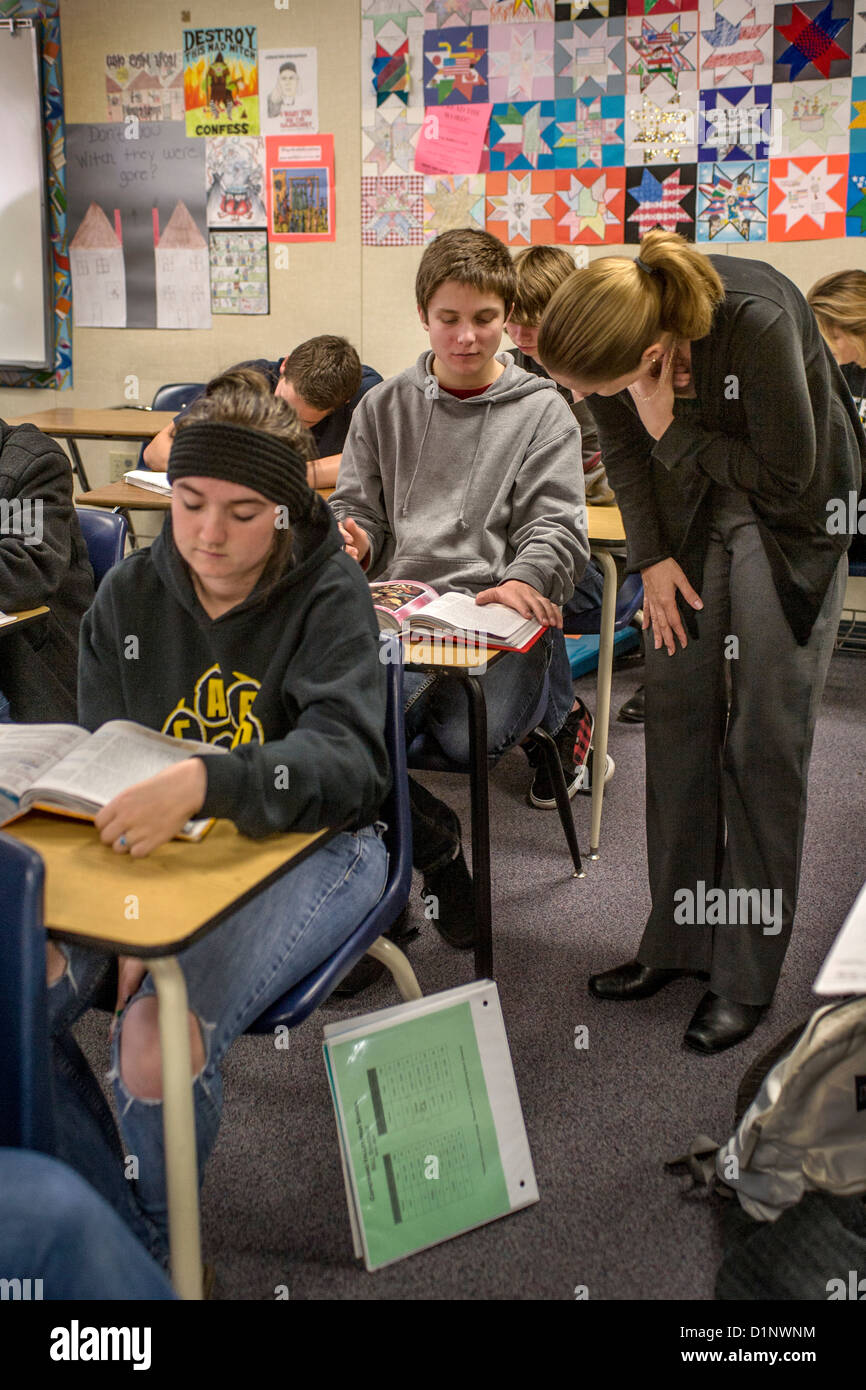 Un California high school insegnante di inglese assiste i suoi studenti' comprensione durante una esercitazione di lettura. Foto Stock