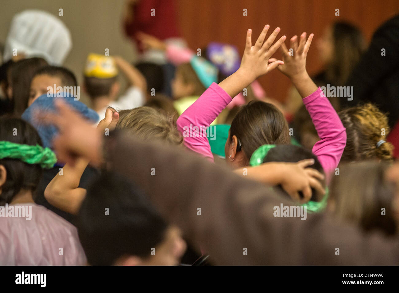 I bambini sordi applaudire in lingua dei segni durante un corteo di Natale presso la California School per sordi di Riverside, CA. Foto Stock