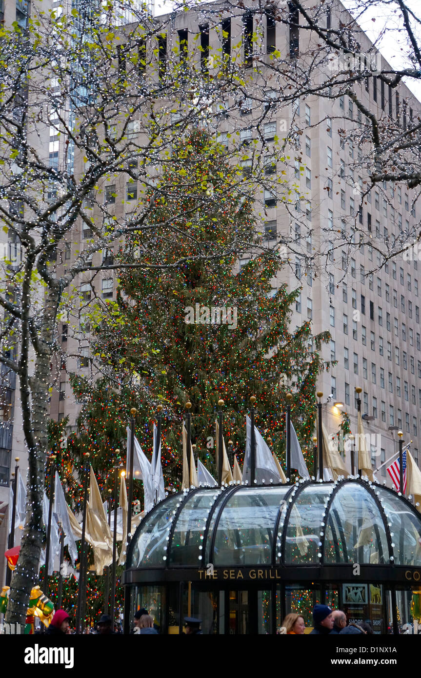 I turisti vengono a vedere la struttura ad albero del Rockefeller Center ogni natale nella città di New York, NY. Foto Stock