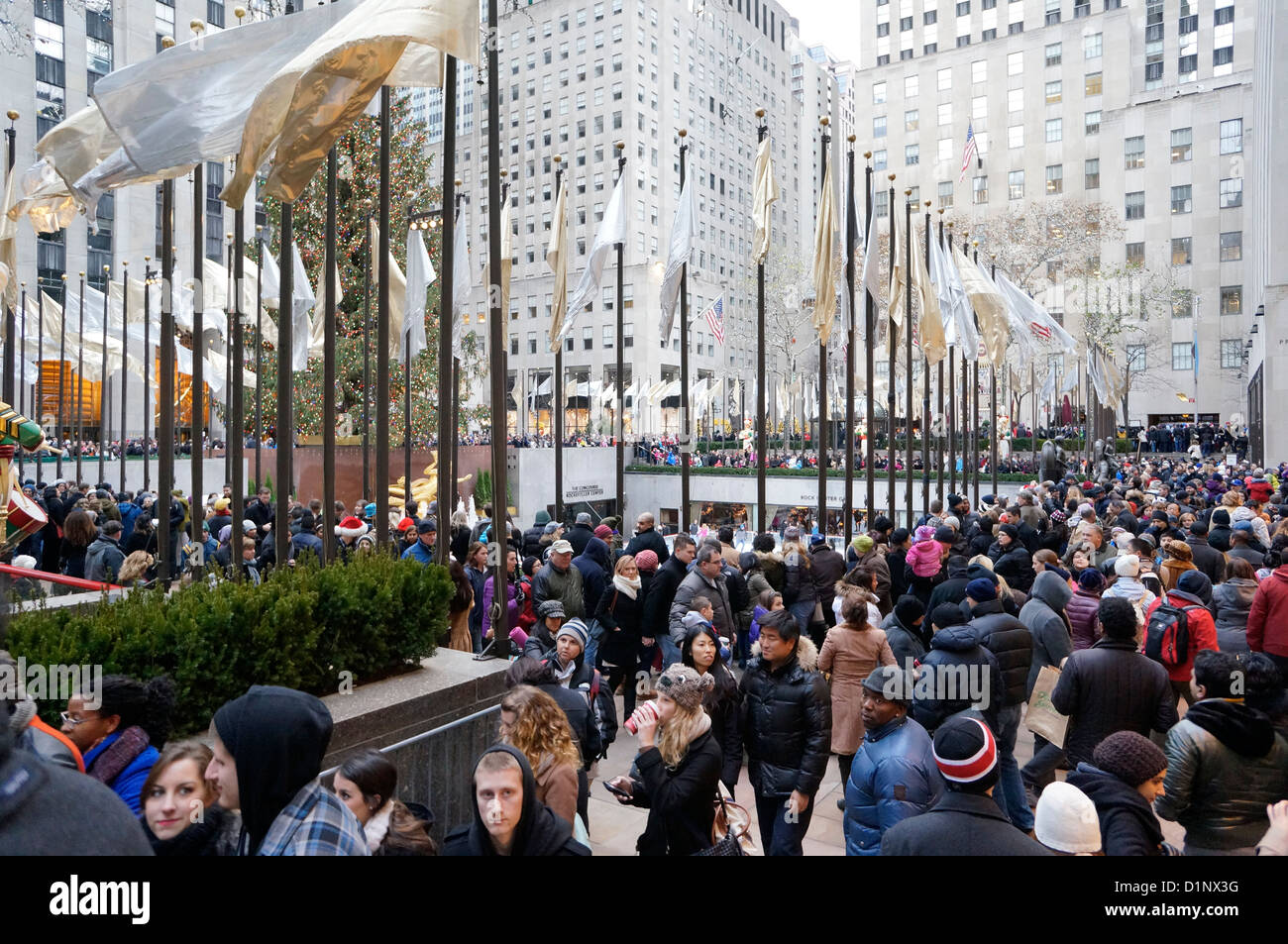 I turisti vengono a vedere la struttura ad albero del Rockefeller Center ogni natale nella città di New York, NY. Foto Stock