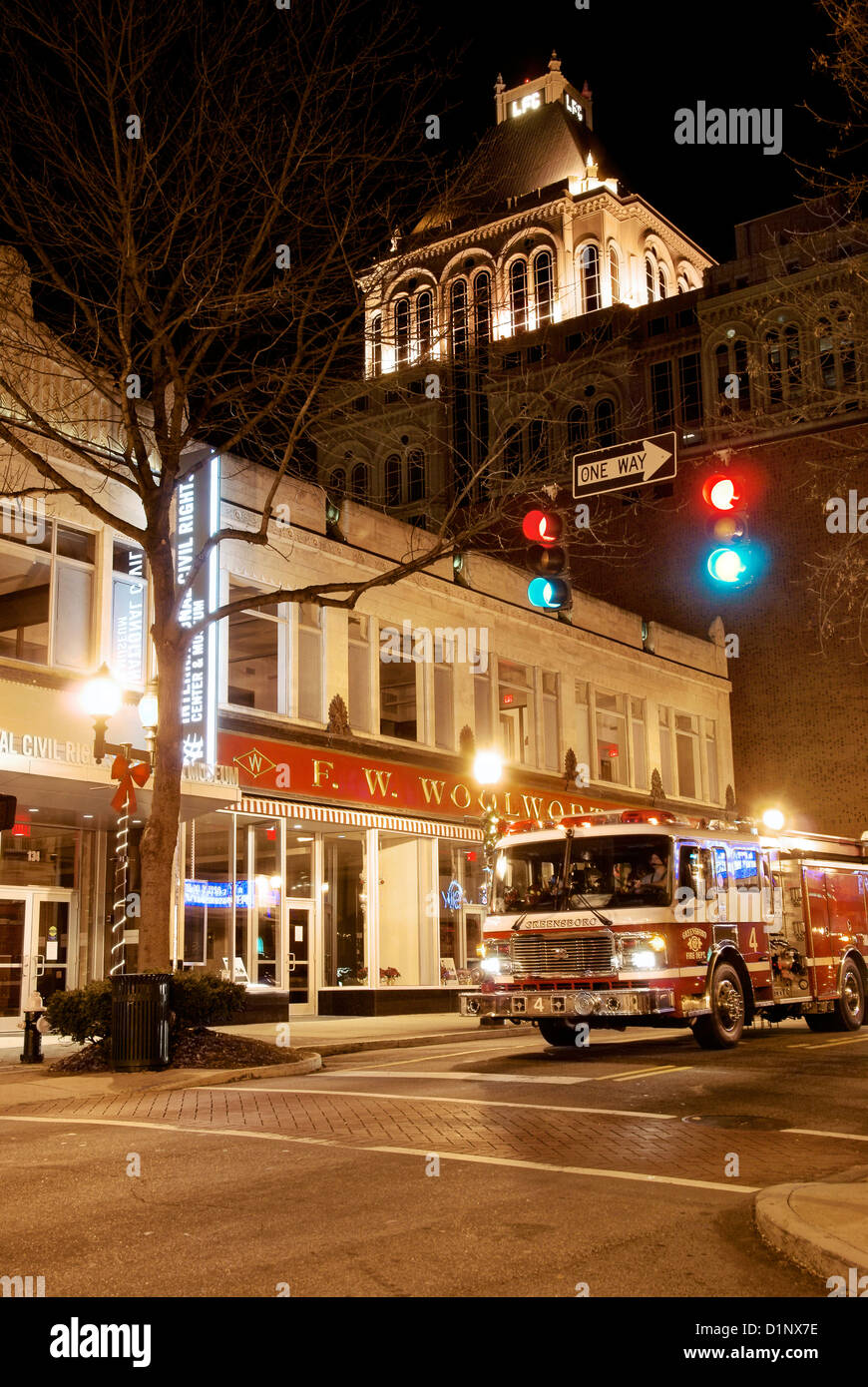 Firetruck fuori Woolworth su Elm Street a Greensboro, Nord Carolina, di notte. Foto Stock