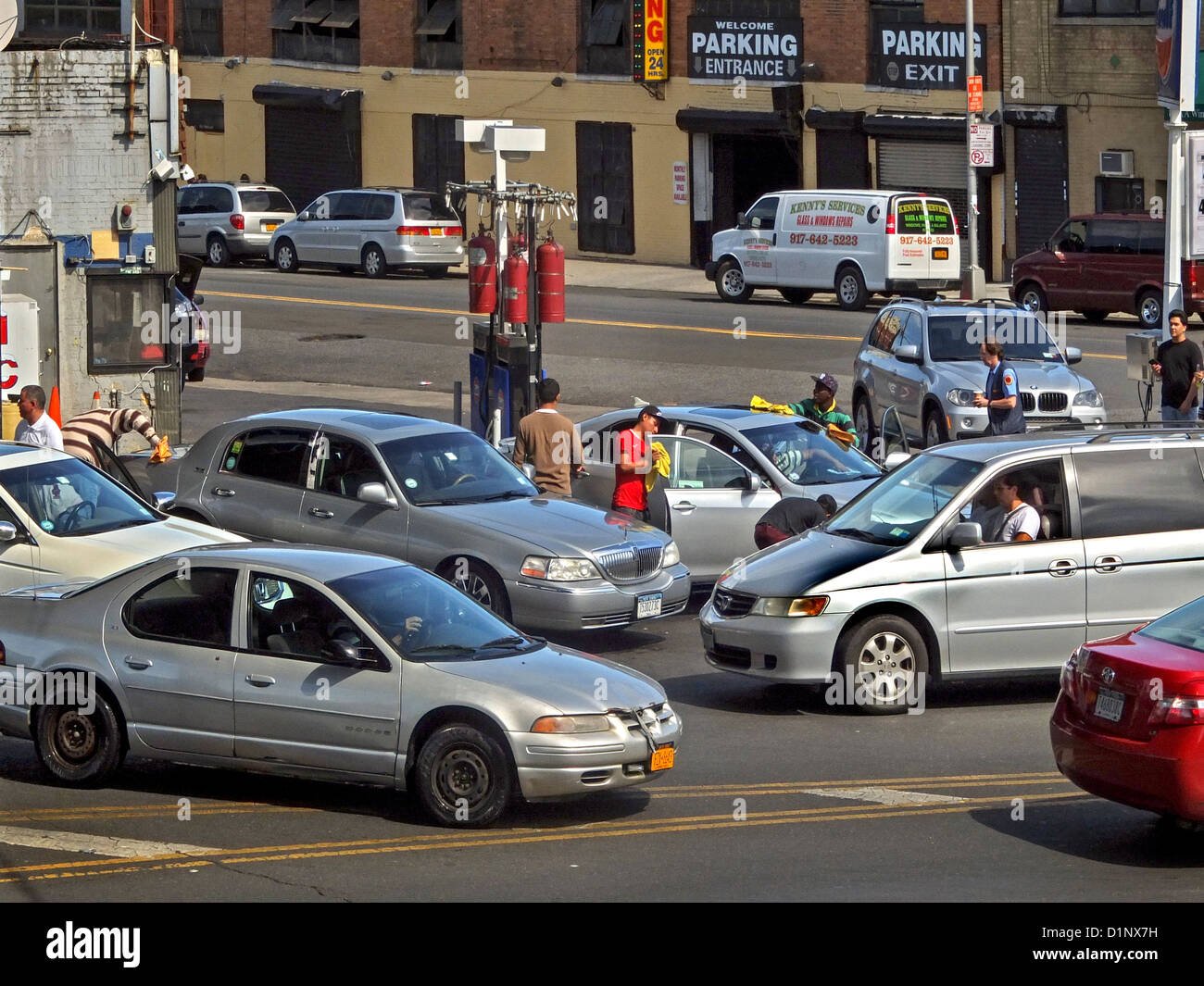 Vetture folla di una stazione di benzina e lavaggio auto nel Bronx, New York City. Foto Stock