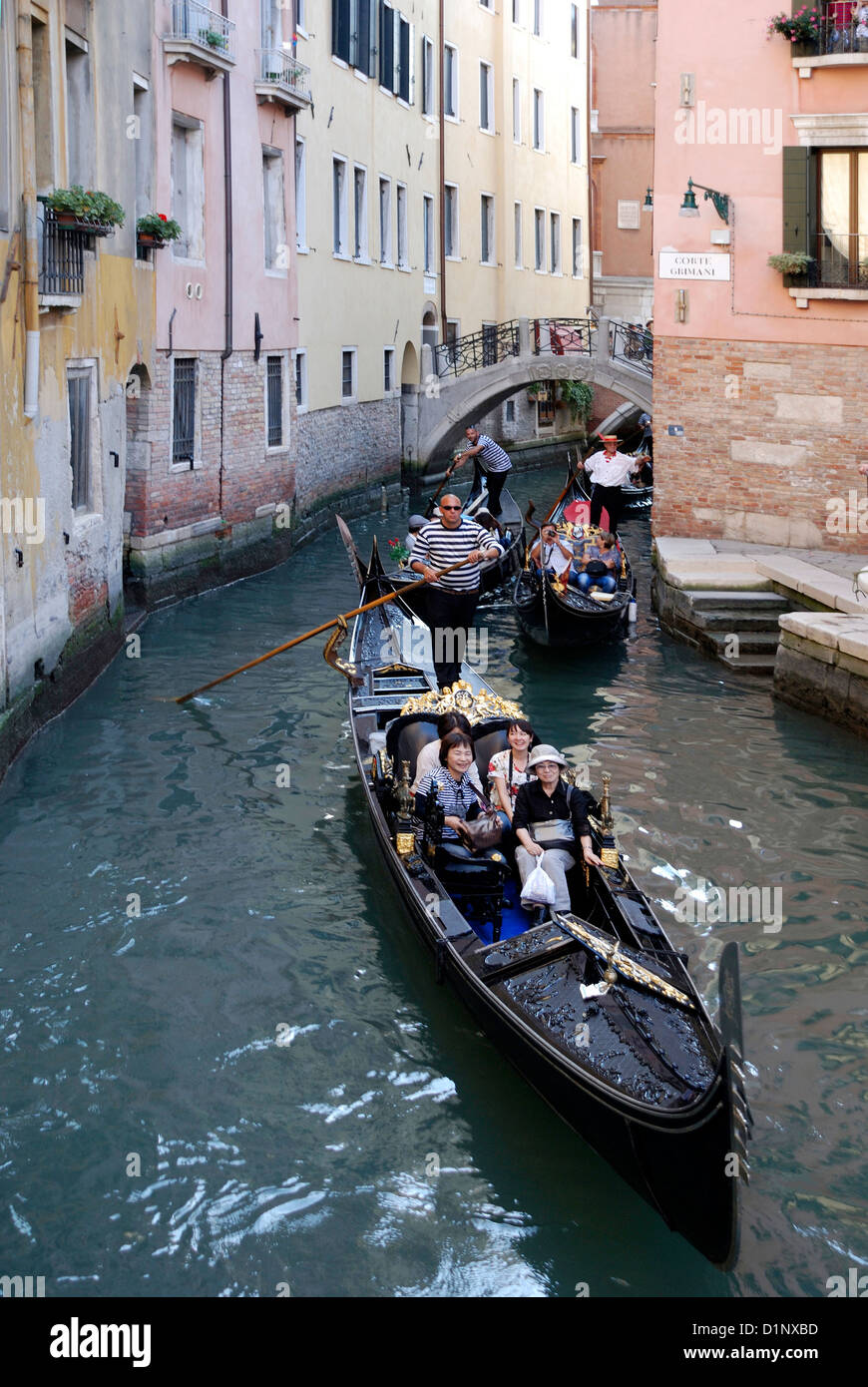 Gondole su un lato canale di Venezia. Foto Stock