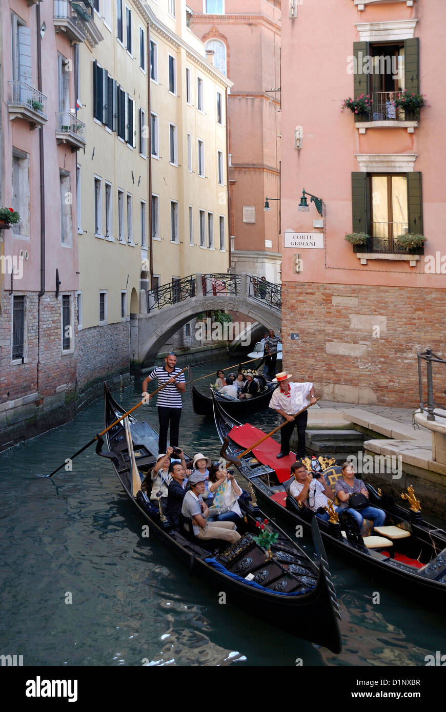 Gondole su un lato canale di Venezia. Foto Stock