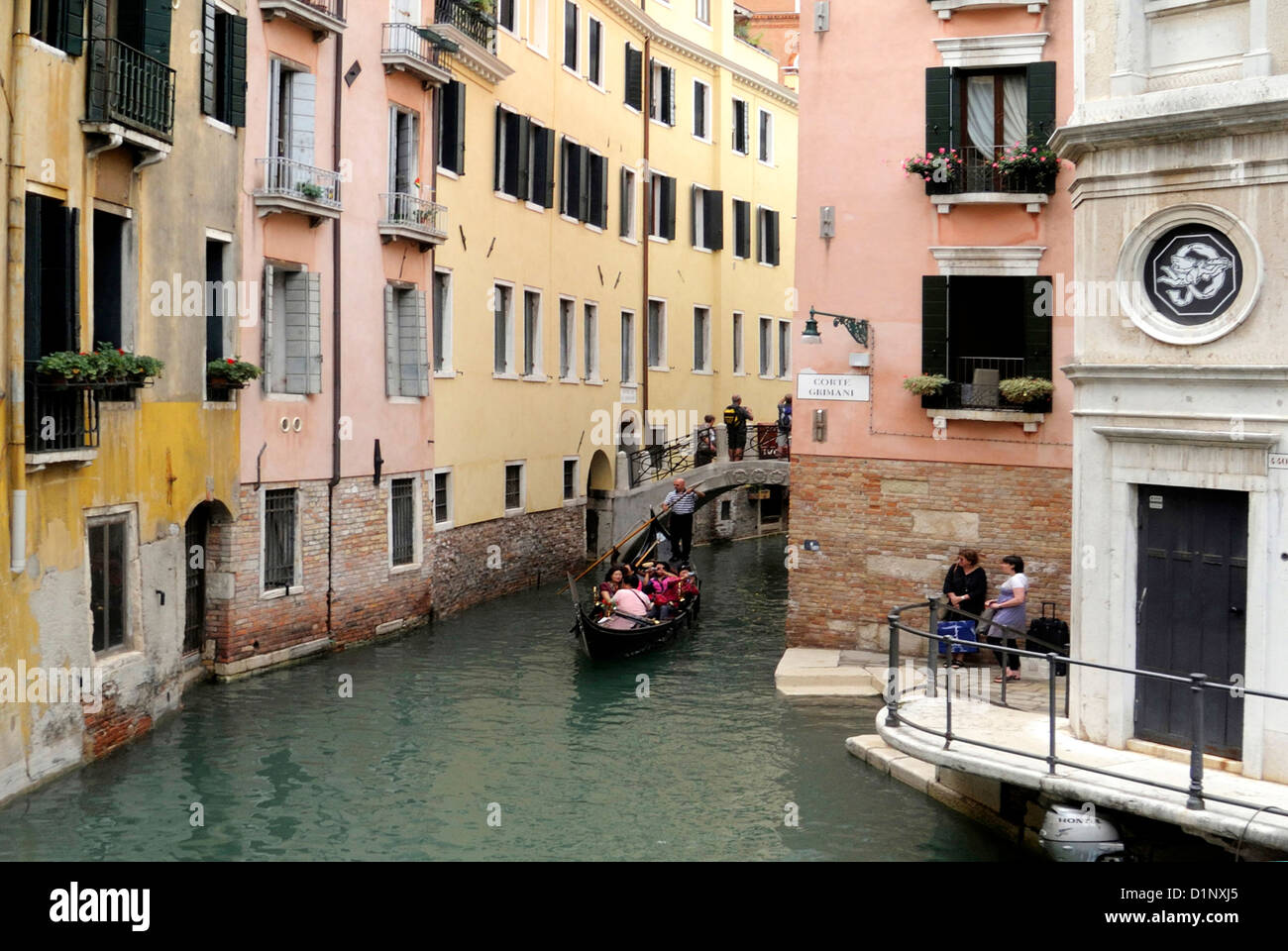 Gondola sul lato di un canale di Venezia. Foto Stock