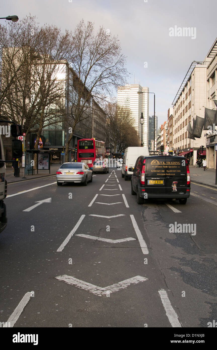 Un modo in cui il traffico sistema su Tottenham Court Road, Londra, Regno Unito. Foto Stock