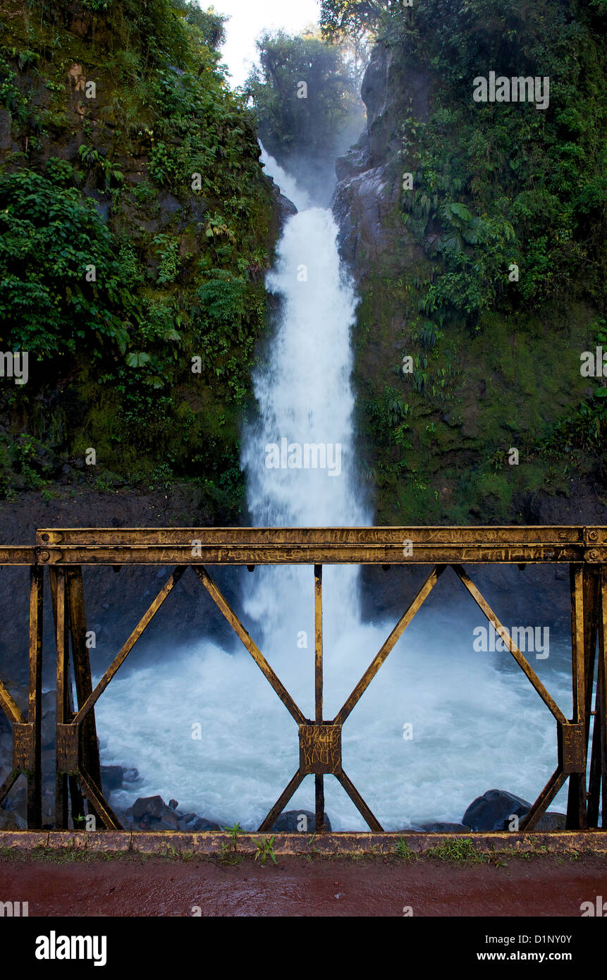 Vista di una cascata da un ponte di ferro vicino alla città di Buena Vista e Montana Azul in Heredia, Costa Rica, America Centrale Foto Stock