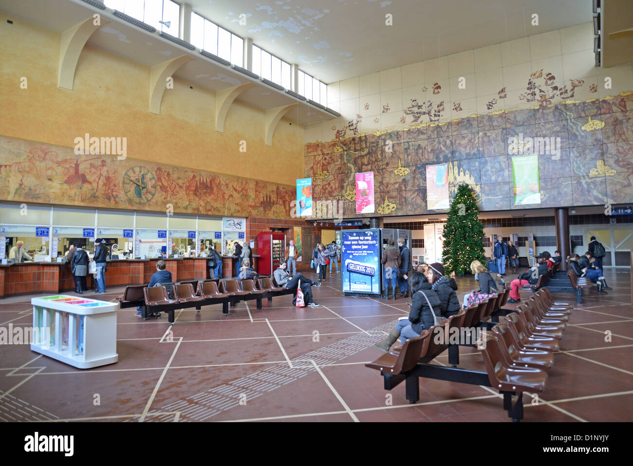 Interno di Brugge Centraal Station, Stationsplein, Bruges, Fiandra occidentale provincia, regione fiamminga, Belgio Foto Stock