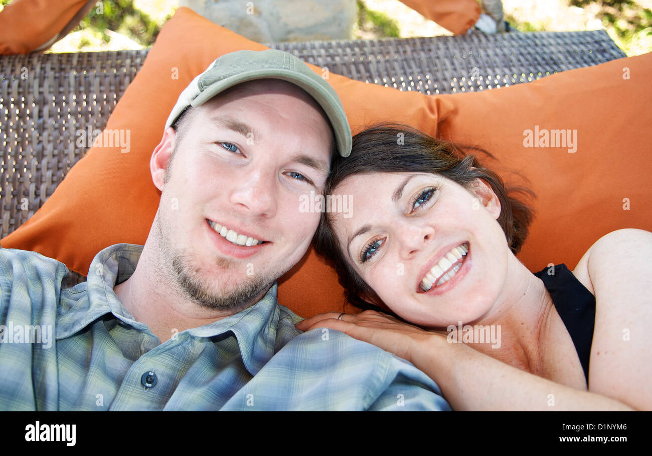 Uomo e donna su amaca a Nayara Hotel, Spa & Gardens, La Fortuna de San Carlos, al Parco Nazionale del Vulcano Arenal, Costa Rica Foto Stock