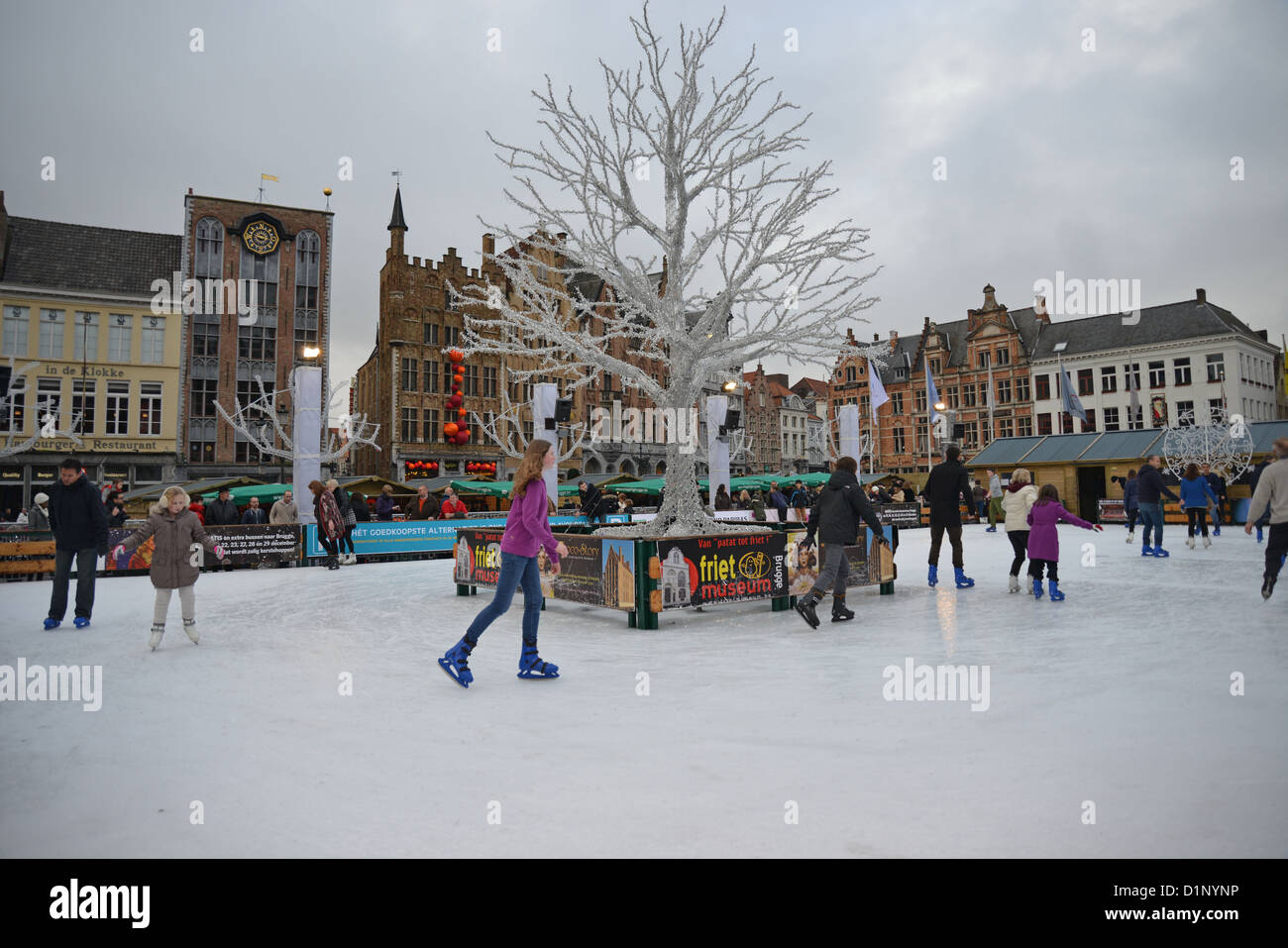 Mercato di Natale e pista di pattinaggio su ghiaccio, Grote Markt (piazza del mercato di Bruges, Fiandra occidentale provincia, regione fiamminga, Belgio Foto Stock