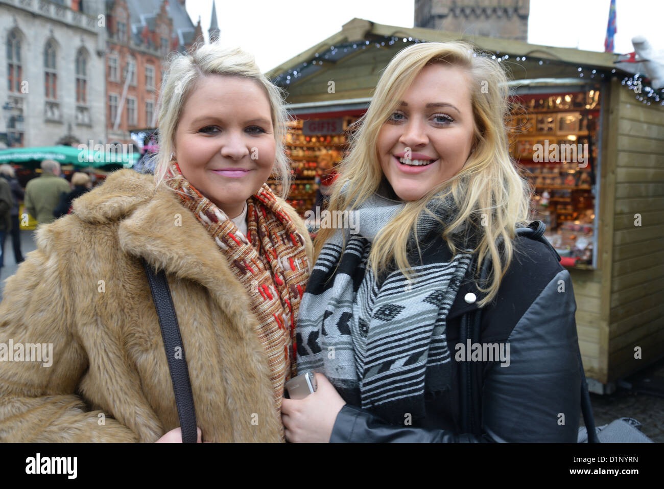 Le donne nel mercato di Natale, Grote Markt (piazza del mercato), il centro storico di Bruges, Fiandra occidentale provincia, regione fiamminga, Belgio Foto Stock