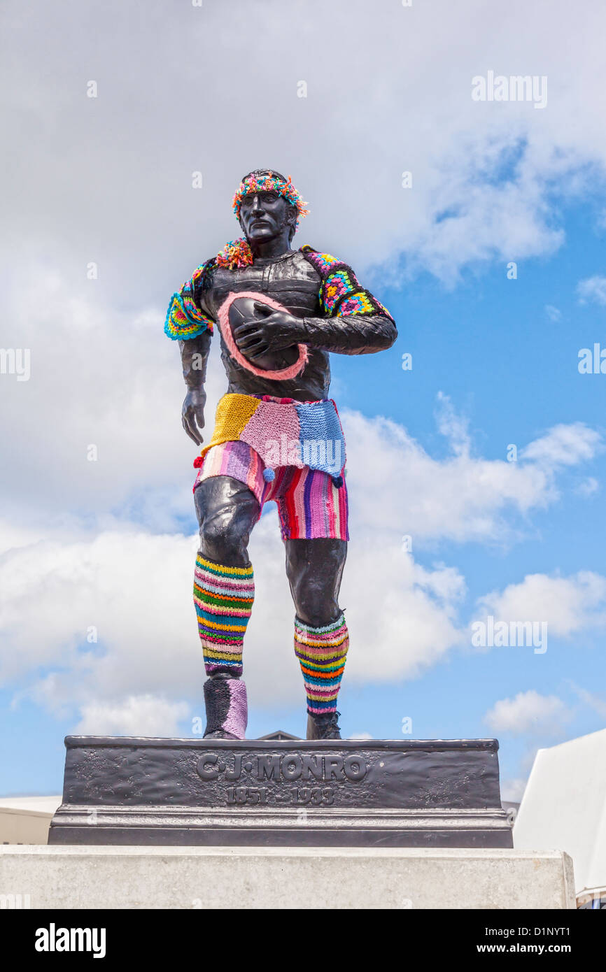 Statua di CJ Monro, il fondatore di rugby in Nuova Zelanda, a Palmerston North, Manawatu-Wanganui. Foto Stock
