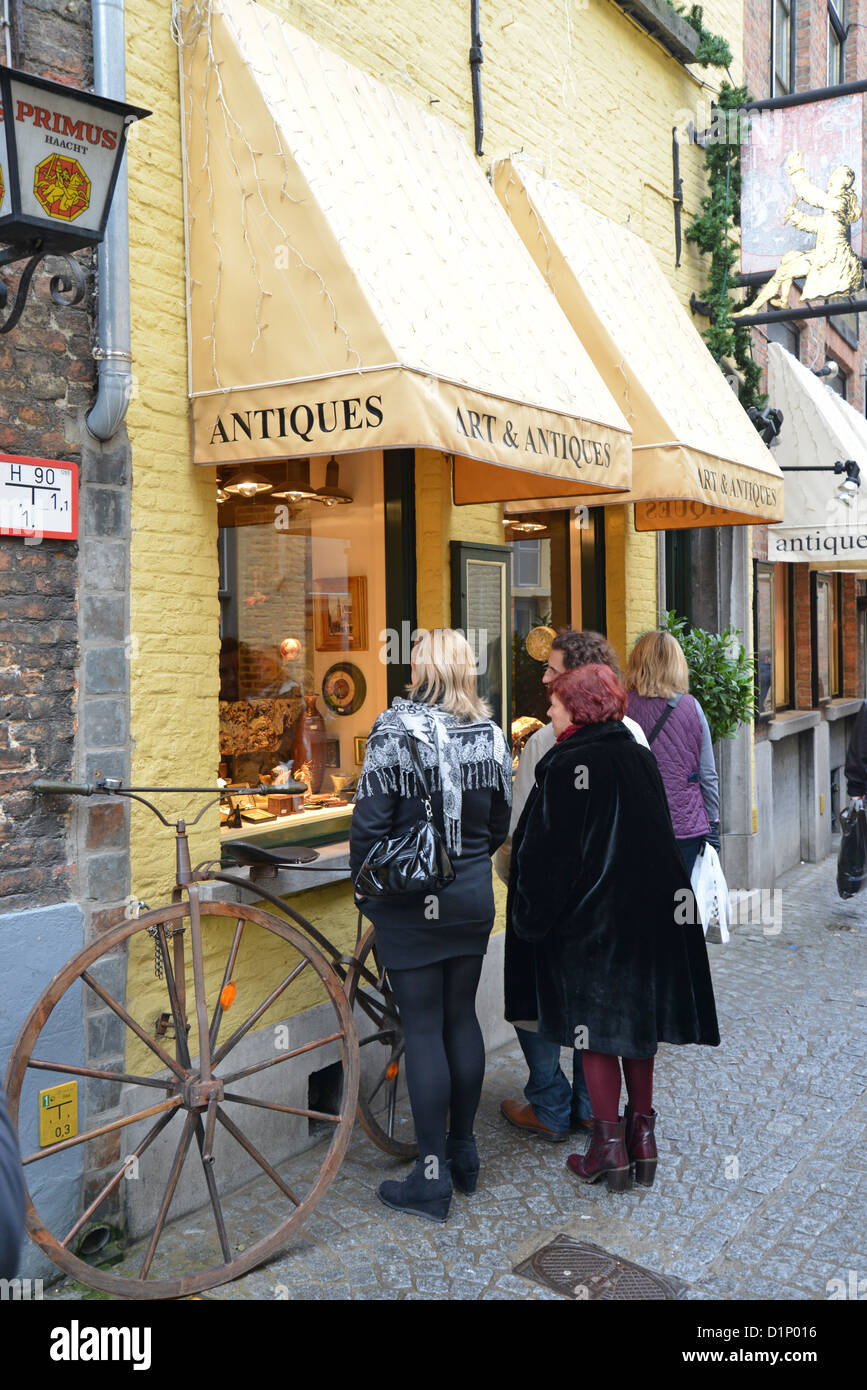 Negozio di antiquariato nel centro storico di Brugge A Bruges, Fiandra occidentale provincia, regione fiamminga, Belgio Foto Stock