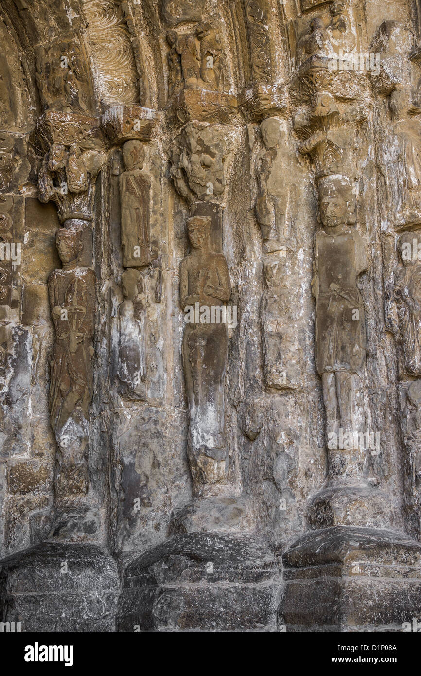 Il re Davide, regina Estefanía e Monaco Pelayo. Statue del portale di San Esteban chiesa, Sos del Rey Católico in Aragona, Spagna. Foto Stock