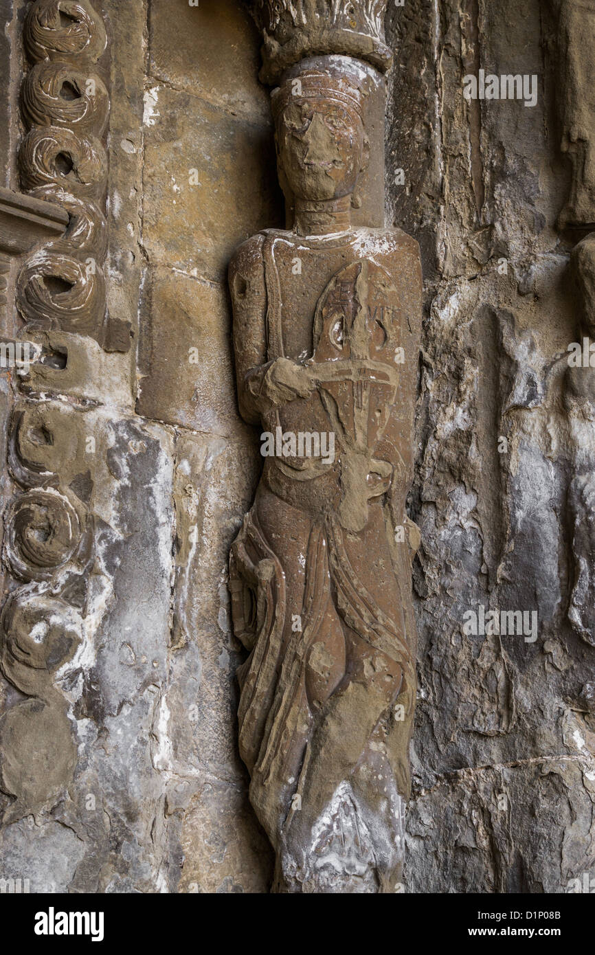 Il re Davide. Statua del portale della chiesa romanica di San Esteban nella città medievale di Sos del Rey Católico in Aragona, Spagna. Foto Stock