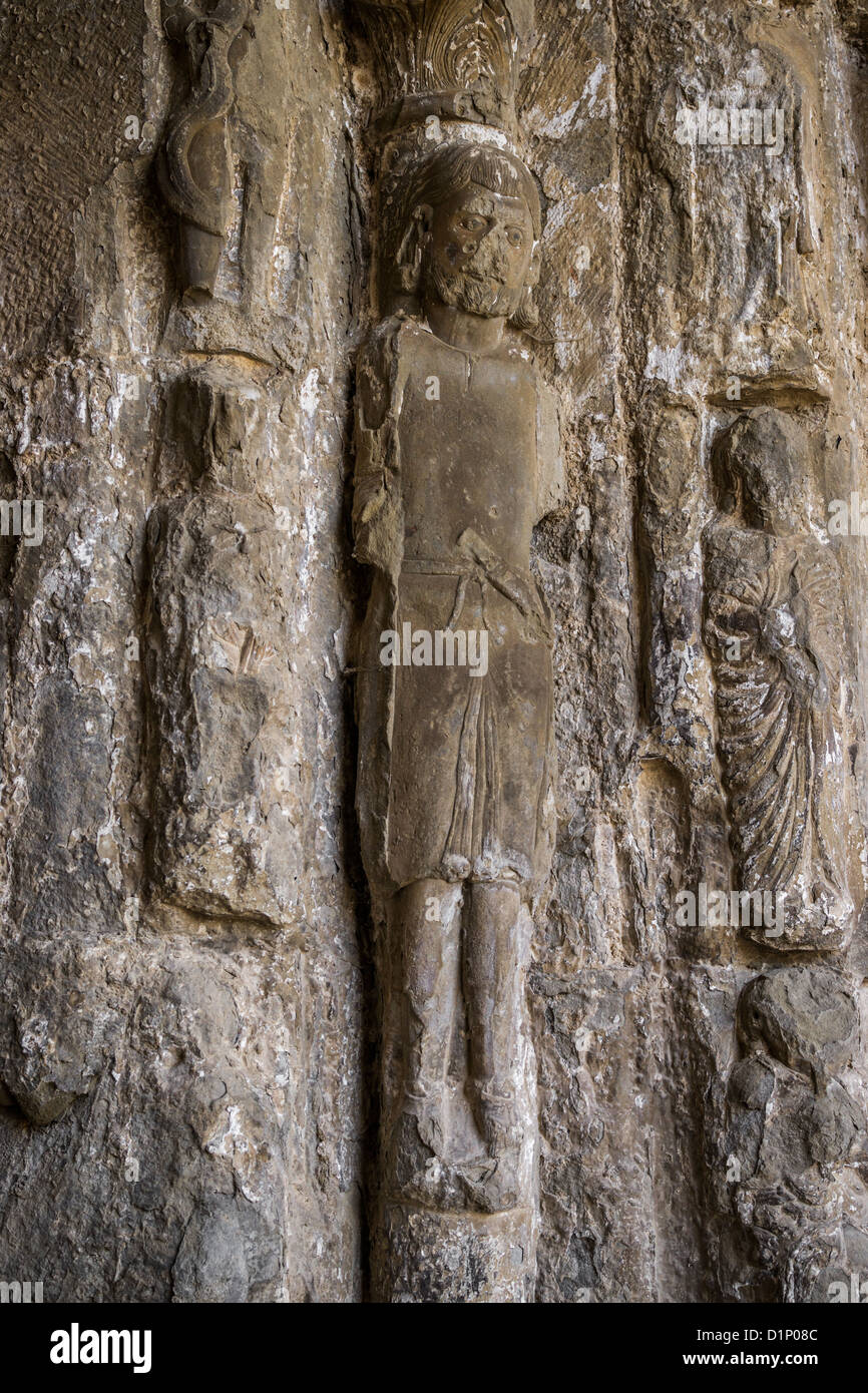 Monaco Pelayo. Statua del portale della chiesa romanica di San Esteban nella città medievale di Sos del Rey Católico in Aragona, Spagna. Foto Stock