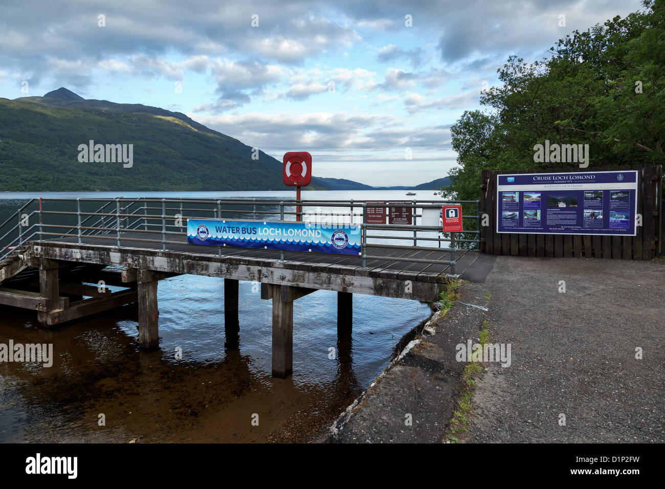 In traghetto dal molo di sbarco a Tarbet sul Loch Lomond, Scozia Foto Stock