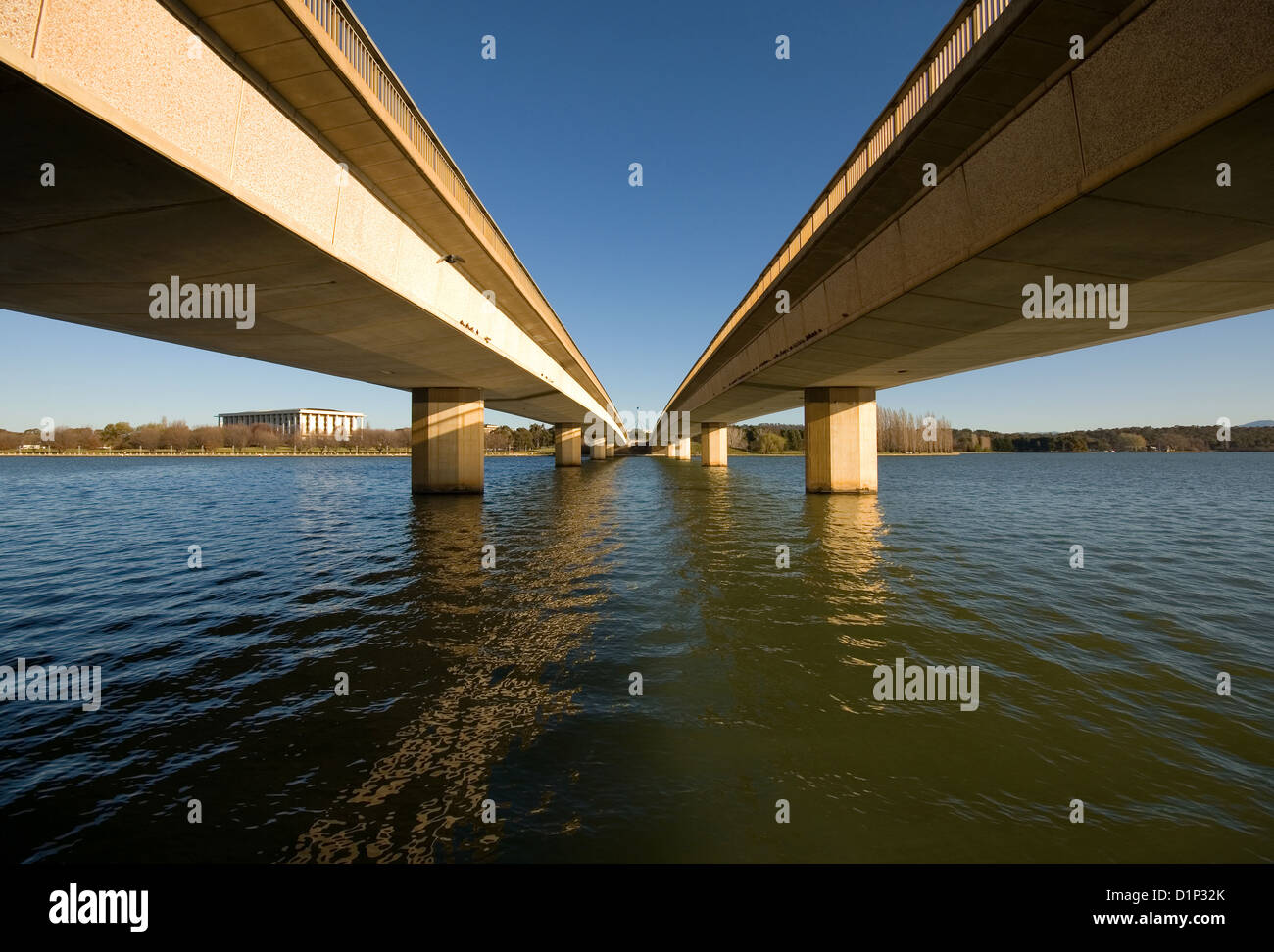 Commonwealth ponte sopra il Lago Burley Griffin, in Australia la città capitale Canberra. Foto Stock