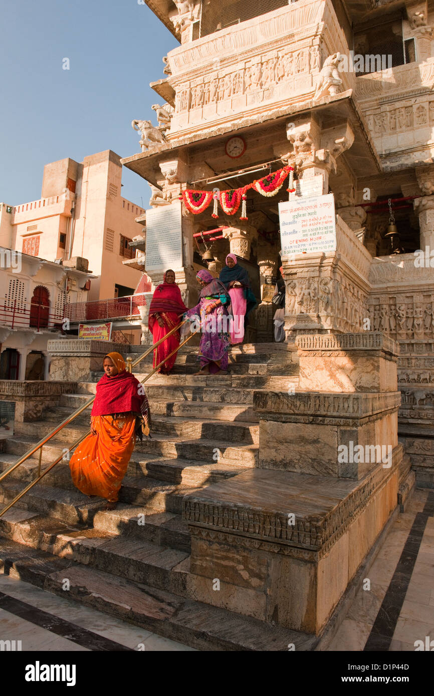 Il Tempio Jagdish un tempio indù nel centro della città di Udaipur con adoratori al di fuori Foto Stock