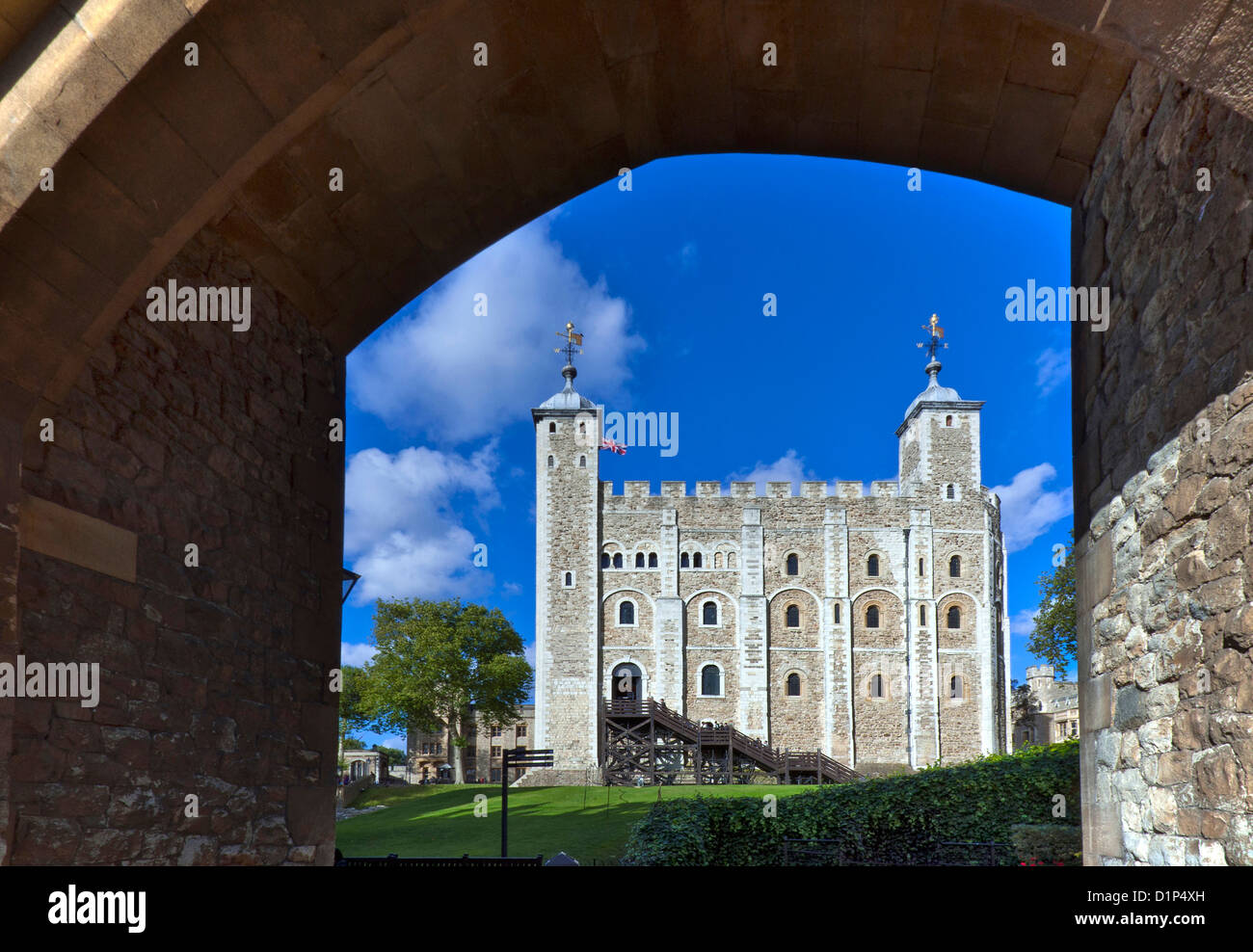 La Torre Bianca presso la Torre di Londra vista attraverso entrata in pietra archway London EC3 REGNO UNITO Foto Stock