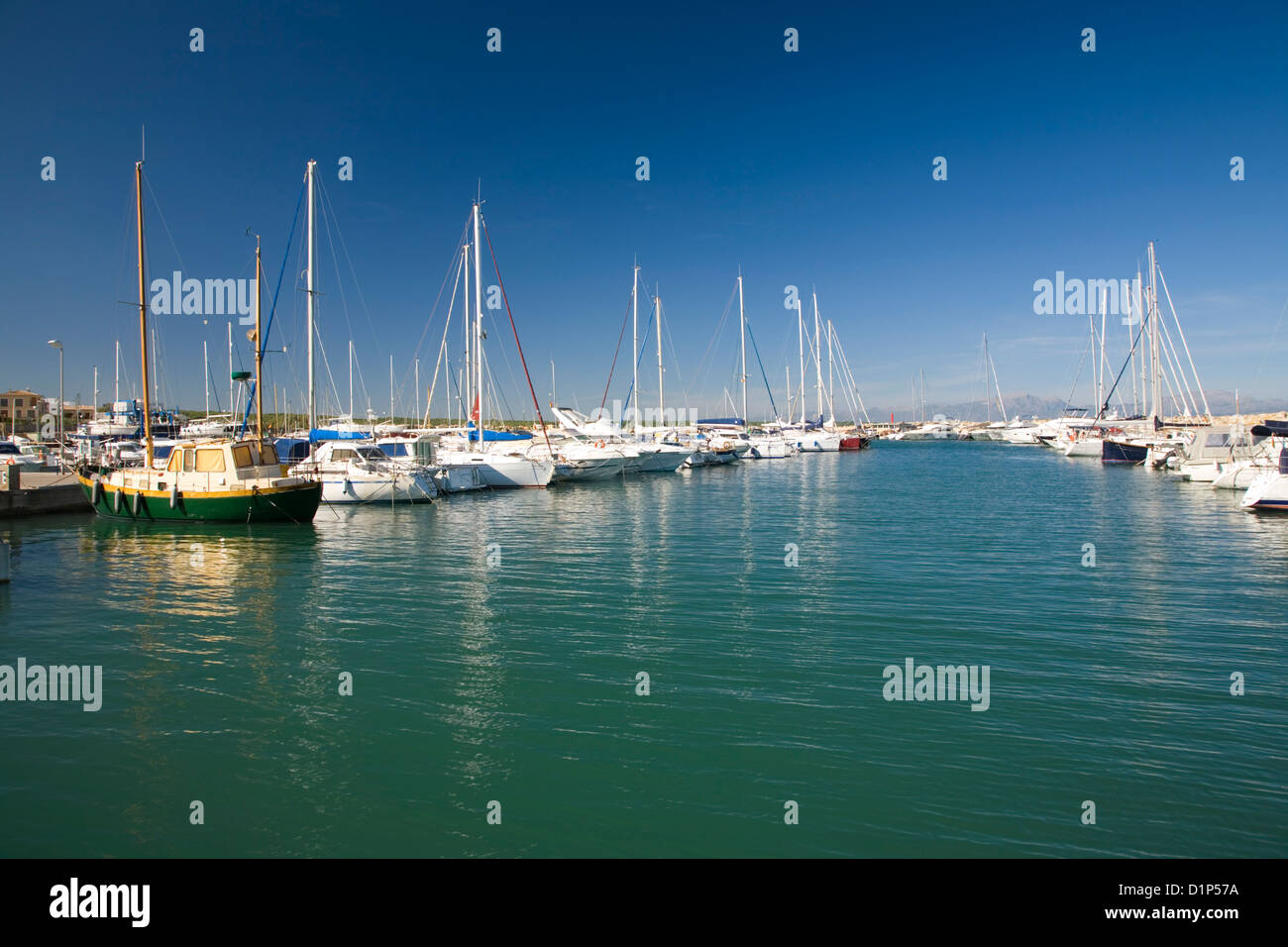 Colonia de Sant Pere, Maiorca, isole Baleari, Spagna. Vista sul porto. Foto Stock