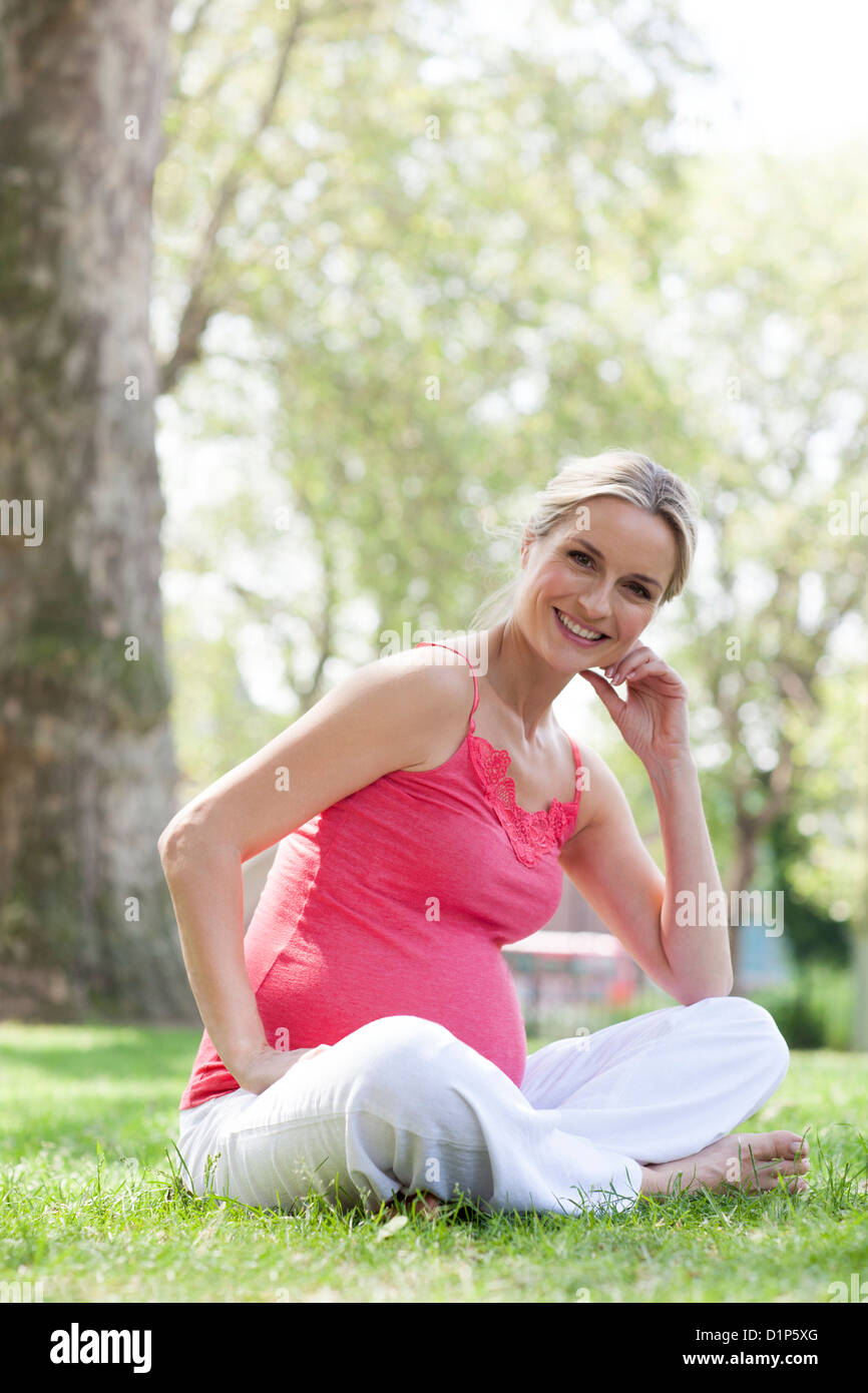 Felice donna in stato di gravidanza Foto Stock