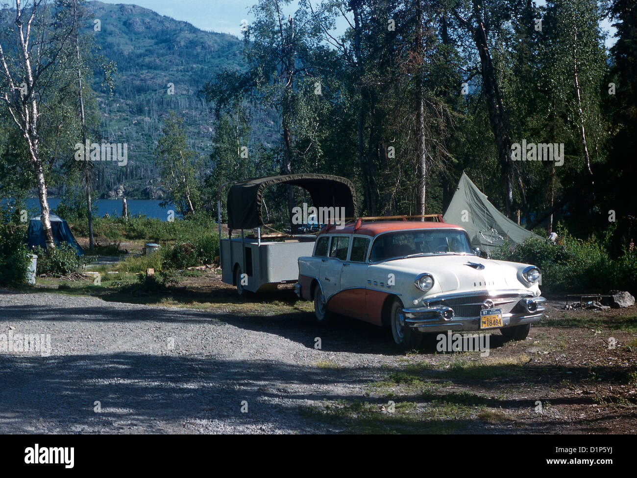 American campeggio nel 1959 con un secolo Buick Station Wagon station wagon attaccato ad un rimorchio di campeggio Foto Stock