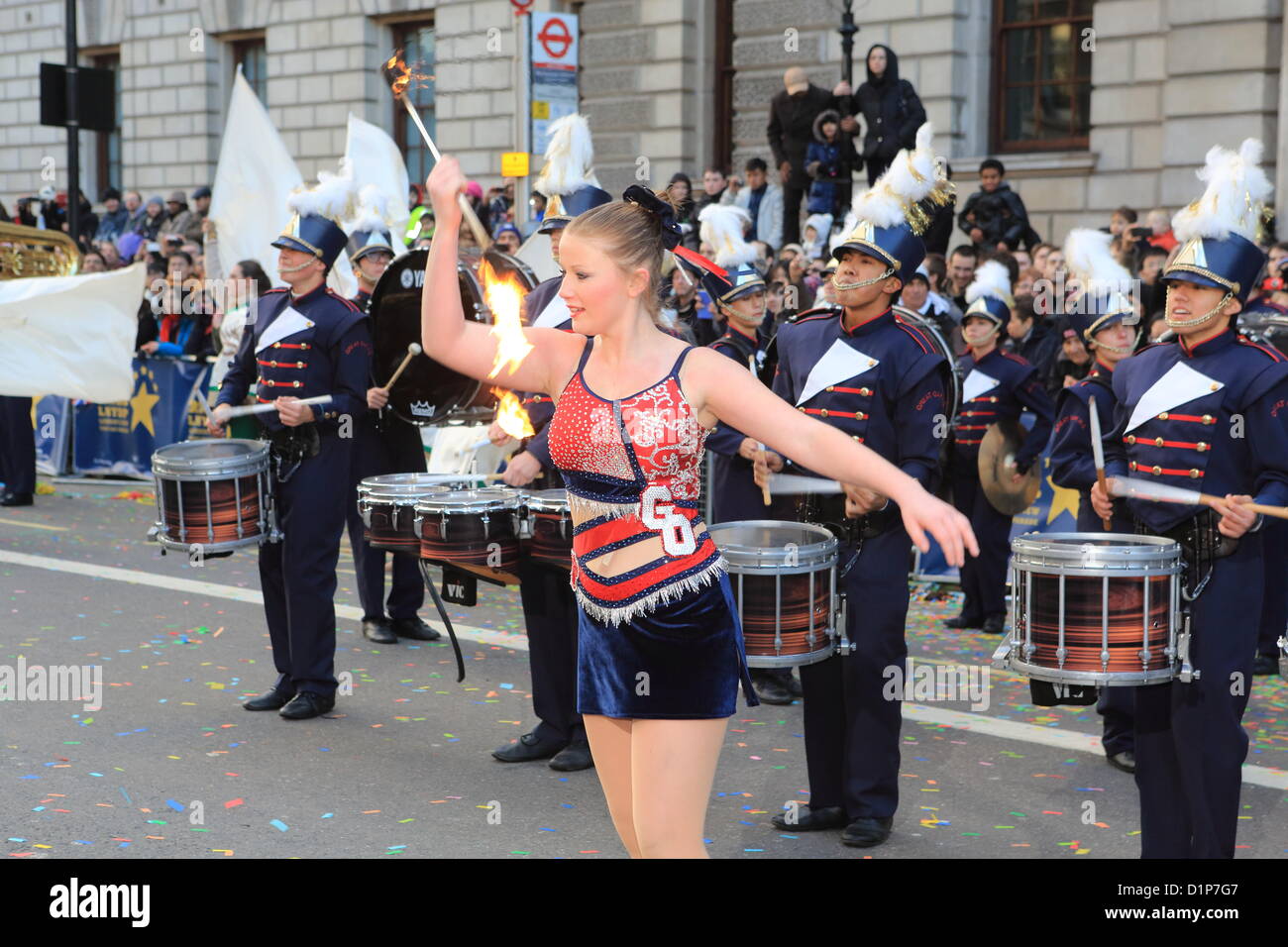 Gli artisti interpreti o esecutori in Londra il giorno di Capodanno Parade 2013 alla finale a Whitehall, England, Regno Unito Foto Stock