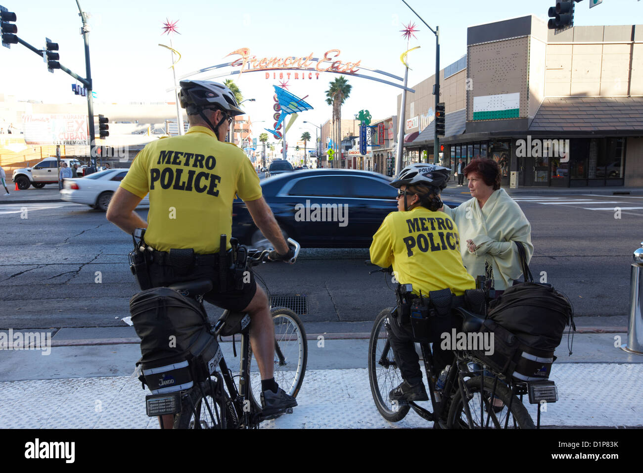 Metro Police bicicletta cops aiutare un turista con indicazioni in Downtown Las Vegas Nevada USA Foto Stock
