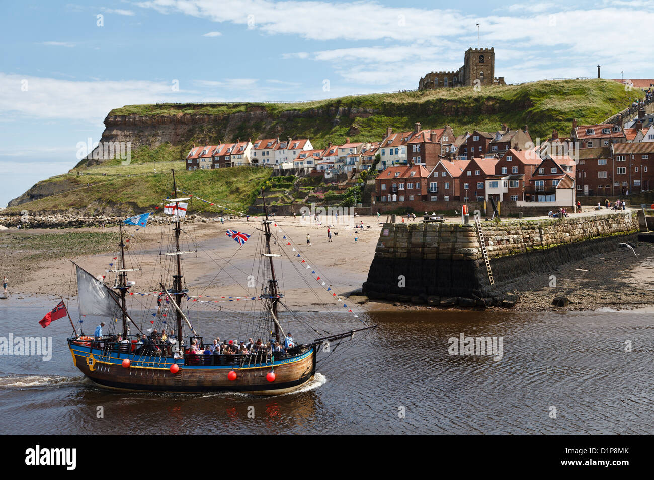 La corteccia si adopera, una replica della Captain Cook sforzo, Whitby, North Yorkshire, Inghilterra Foto Stock
