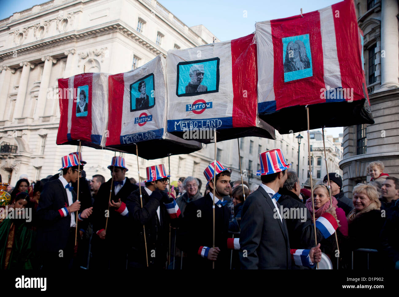 La metropolitana Terra di Harrow a Londra il primo giorno del nuovo anno Parade 2013 Martedì 1 Gennaio, Westminster, London, England, Regno Unito Foto Stock