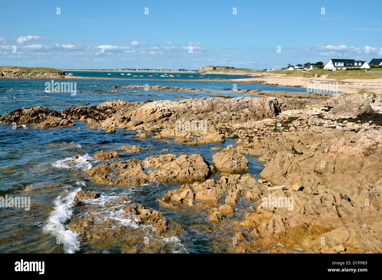 Costa rocciosa e la spiaggia di Portivy sulla costa selvaggia (Côte Sauvage) della penisola di Quiberon nel dipartimento di Morbihan, in BRI Foto Stock
