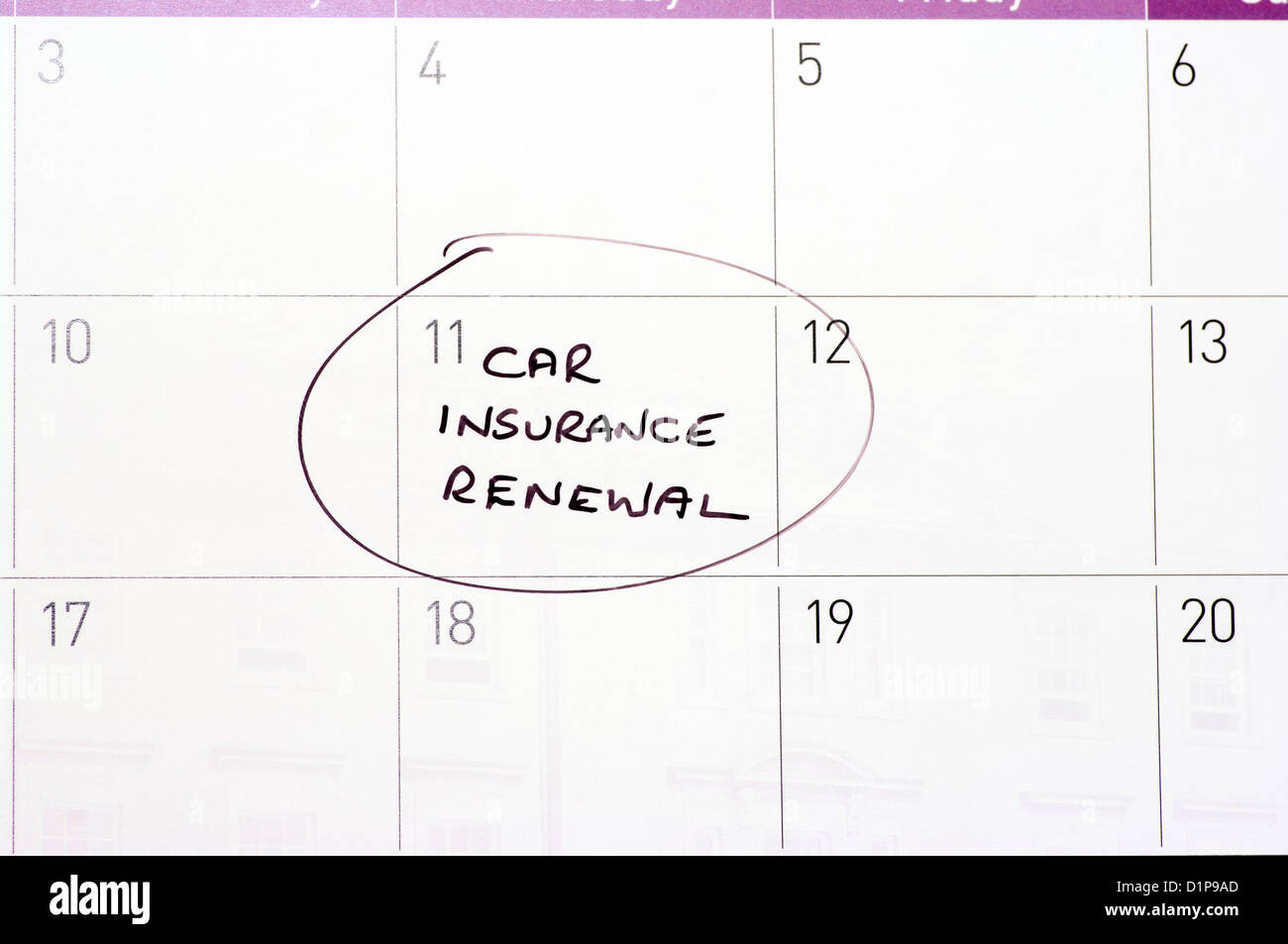 Assicurazione auto rinnovo cerchiata di promemoria su un calendario Foto Stock