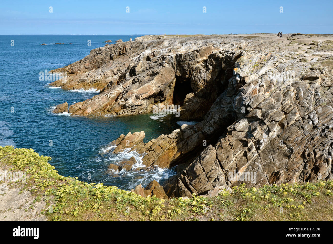 Costa rocciosa della costa selvaggia (Côte Sauvage) della penisola di Quiberon nel dipartimento di Morbihan, in Bretagna nel nord-wester Foto Stock