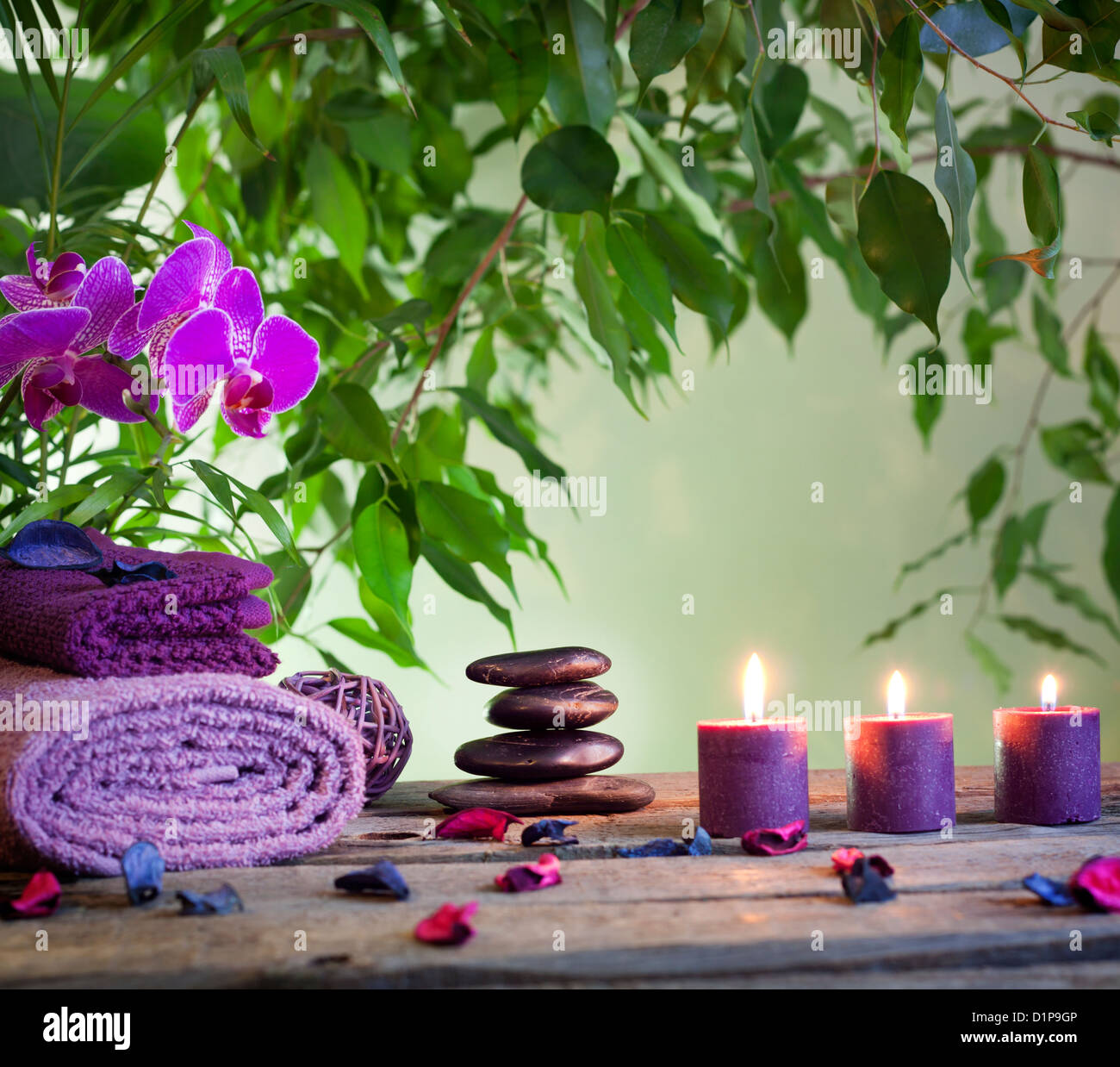 Spa ancora in vita con pietre zen candele aromatiche e orchidee Foto Stock