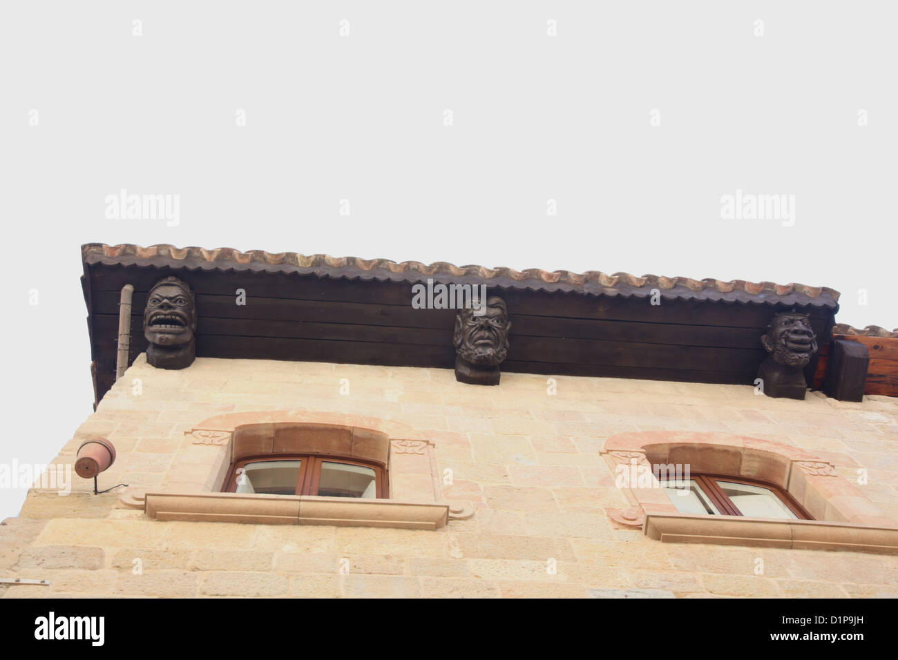 Edificio spagnolo tiro da sotto con gargoyle stampato tipo face Foto Stock