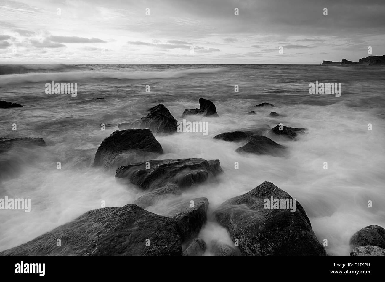 Atlantic seascape con acqua di seta e pietre Foto Stock