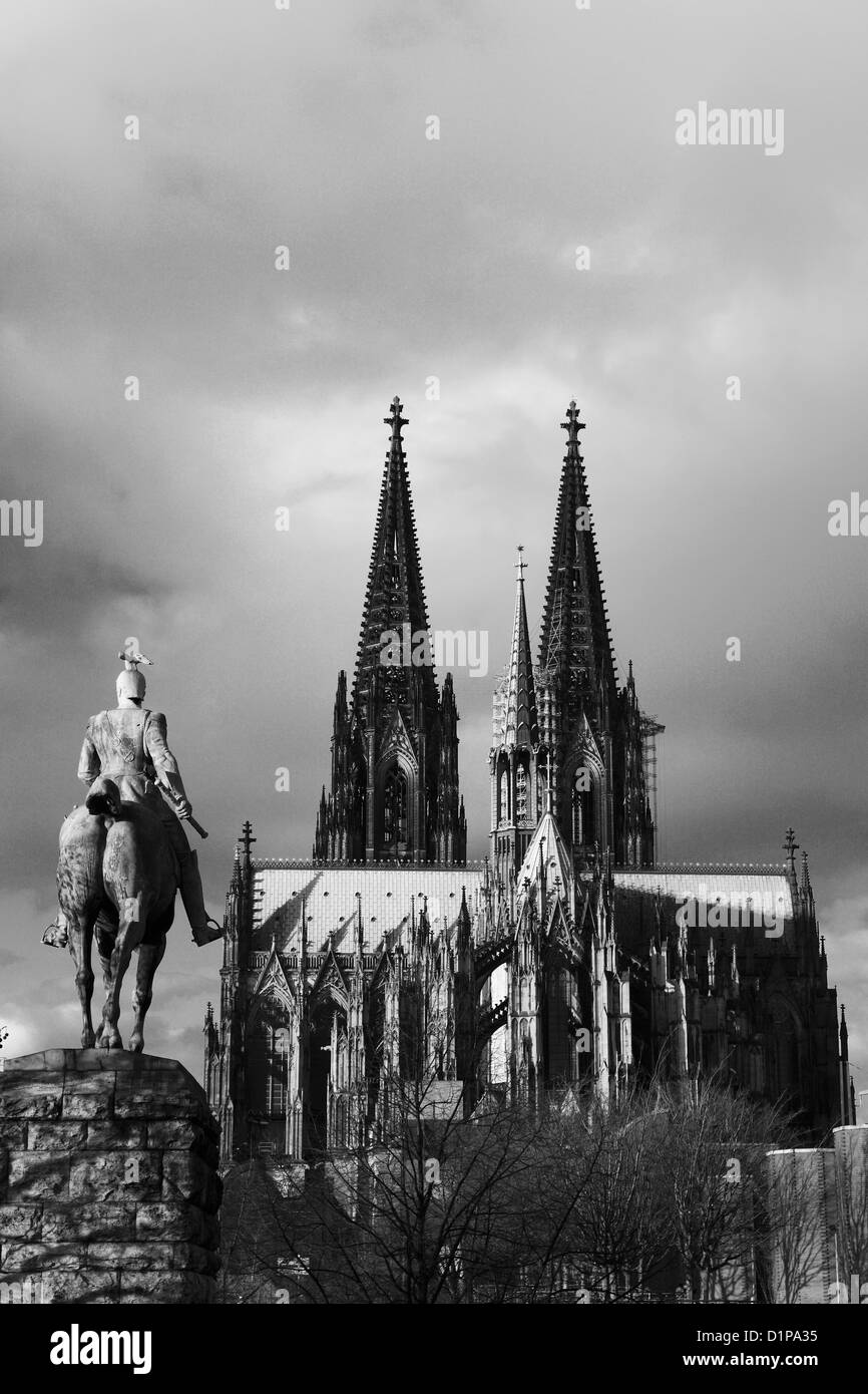 Paesaggio, Cologne City di notte, la cattedrale di Colonia, Statua del Kaiser Guglielmo I di Prussia, il fiume Reno, Renania settentrionale-Vestfalia, Foto Stock