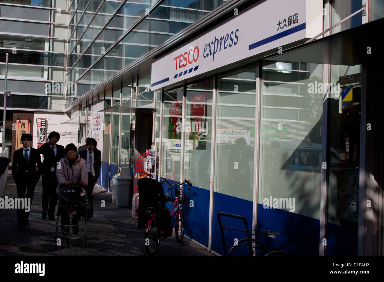 Un negozio Tesco Express in un edificio di uffici a Okubo, Tokyo, Giappone. Foto Stock