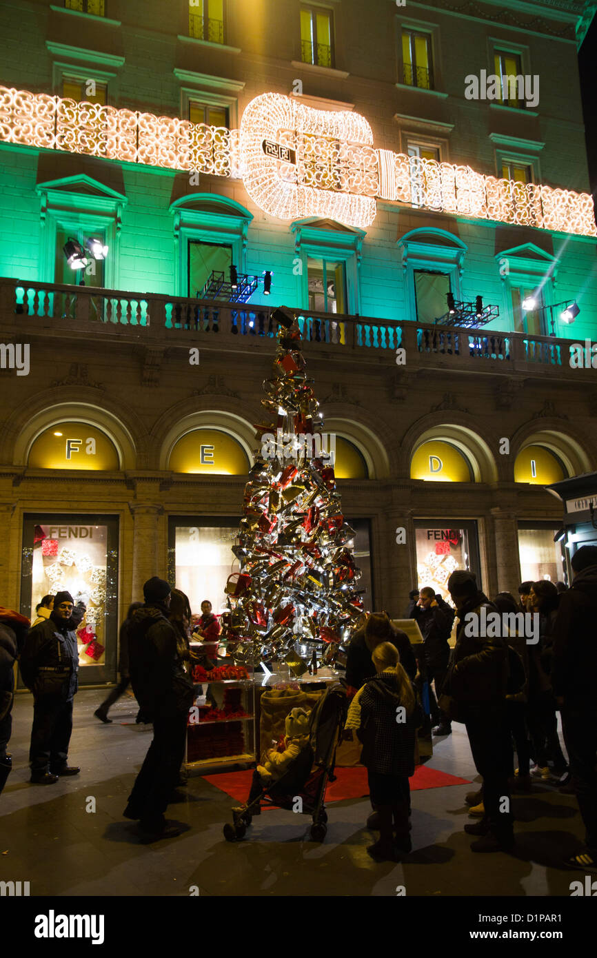 Le decorazioni di Natale a Roma Italia Palazzo Fendi store effetti di luci  Foto stock - Alamy